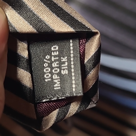Essante Men’s Silk Tie – Striped Pattern EUC